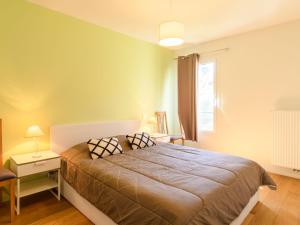 1 dormitorio con cama y ventana en Apartment Couleurs Tchanquées-2 by Interhome, en Arcachon
