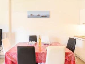 un comedor con una mesa con copas de vino en Apartment Couleurs Tchanquées-2 by Interhome, en Arcachon