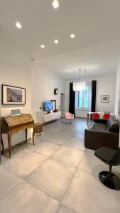 sala de estar con piano y sofá en Apartment via Ferrucci 22, en Milán