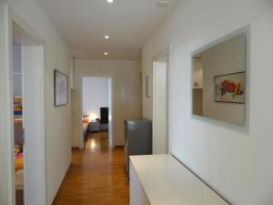 uma sala de estar com uma parede branca e um sofá em Apartment Bellevue-Park B 138 by Interhome em Engelberg