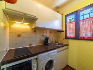 Kuchyň nebo kuchyňský kout v ubytování Apartment Les Mas de Pramousquier-11 by Interhome