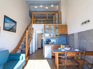 eine Küche und ein Wohnzimmer mit einem Tisch und einer Treppe in der Unterkunft Apartment Le Paradou by Interhome in Rayol-Canadel-sur-Mer