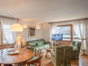 Posezení v ubytování Apartment Chesa Sonnalpine B 48-5 by Interhome