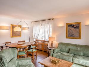 Posezení v ubytování Apartment Chesa Sonnalpine B 48-5 by Interhome
