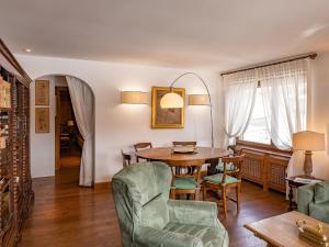 Posezení v ubytování Apartment Chesa Sonnalpine B 48-5 by Interhome