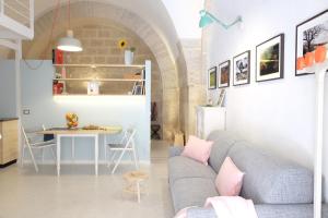 een woonkamer met een bank en een tafel bij Sottano del Mastro Central Apartment in Corato +16 foto's