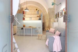 een woonkamer met een bank en een tafel bij Sottano del Mastro Central Apartment in Corato