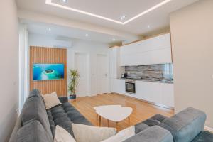 een woonkamer met een bank en een tafel bij JD Luxury Apartments in Vlorë