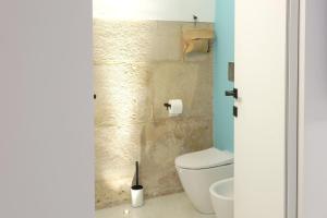 een badkamer met een wit toilet en een wastafel bij Sottano del Mastro Central Apartment in Corato