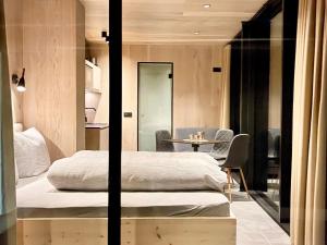 1 dormitorio con 1 cama y 1 mesa con sillas en Chalet PANORAMA Lodge by Interhome, en Imst