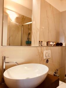 lavabo blanco en el baño con espejo en SCALABI', en Feltre