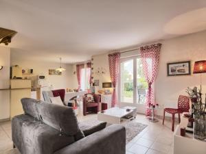 una sala de estar con un sofá y una mesa en Holiday Home Charme des Govelins by Interhome, en Saint-Gildas-de-Rhuys
