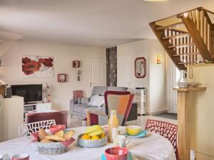 Una sala de estar con una mesa con fruta encima. en Holiday Home Charme des Govelins by Interhome, en Saint-Gildas-de-Rhuys 24 fotos más