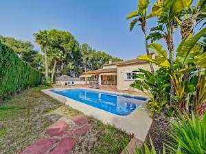 una piscina di fronte a una casa di Holiday Home La Sal by Interhome a Moraira