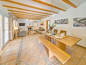A television and/or entertainment centre at Holiday Home La Sal by Interhome