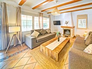 A seating area at Holiday Home La Sal by Interhome