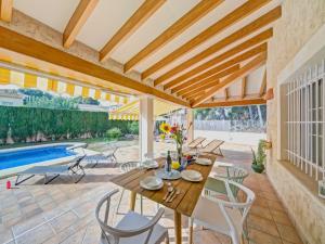 The swimming pool at or close to Holiday Home La Sal by Interhome