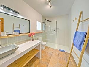 A bathroom at Holiday Home La Sal by Interhome
