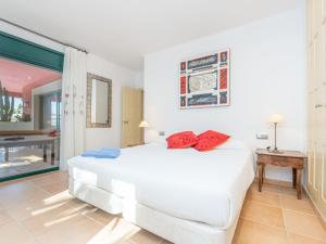 Dormitorio blanco con cama y mesa en Villa La Perla by Interhome, en Peralada