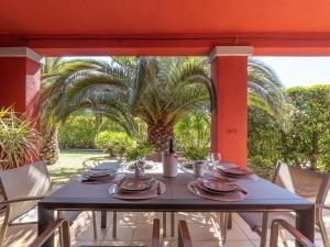 una mesa azul en un patio con palmeras en Villa La Perla by Interhome, en Peralada