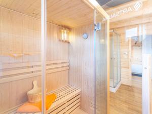 un sauna avec une douche et une porte en verre dans l'établissement Holiday Home Chalet Toni mit Sauna by Interhome, à Spiegelau