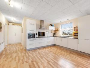 Kuchyň nebo kuchyňský kout v ubytování Holiday Home Hedevig - 800m to the inlet in Western Jutland by Interhome