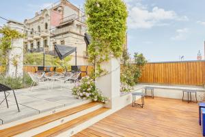 d'un balcon avec une table, des chaises et des plantes. dans l'établissement Sonder La Casa del Sol, à Barcelone
