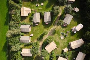 an overhead view of a yard with rows of houses at Glamping Twente in Denekamp