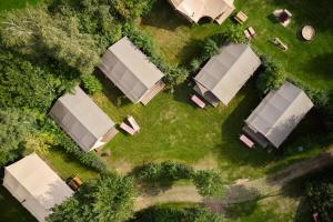 an overhead view of a yard with tents at Glamping Twente in Denekamp
