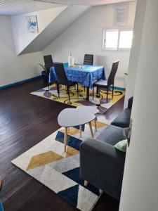 Sinnamary的住宿－Résidence JB，一间配备有蓝色桌子和椅子的用餐室