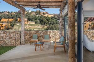 eine Terrasse mit Blick auf eine Steinmauer in der Unterkunft Casa Ciudamar Costa Brava - BY EMERALD STAY in Begur