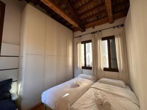 1 dormitorio con 2 camas y ventana en Terrace suite, en Venecia