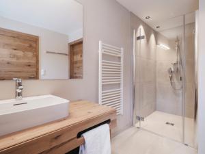Koupelna v ubytování Hotel Chesa Monte 4Sterne Superior