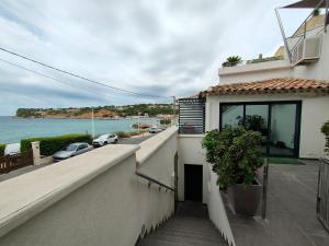 een balkon van een huis met uitzicht op de oceaan bij CARRY-LE-ROUET PLAGE in Carry-le-Rouet