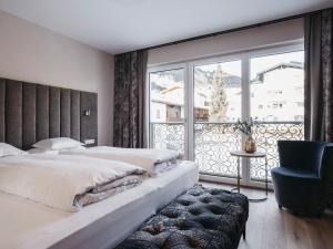Postel nebo postele na pokoji v ubytování Hotel Chesa Monte 4Sterne Superior