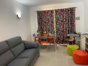 un soggiorno con divano e tavolo da pranzo di Puskas Apartman a Costa de Antigua