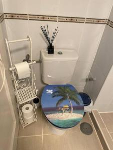 baño con aseo y palmera en Puskas Apartman en Costa de Antigua