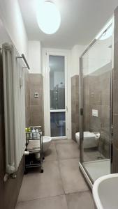 Apartment via Ferrucci 22 في ميلانو: حمام مع دش ومرحاض ومغسلة