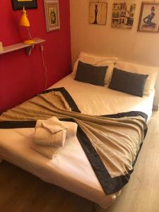 een slaapkamer met een groot bed met een rode muur bij Little Studio in Rue Biscarra in Nice