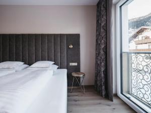 Postel nebo postele na pokoji v ubytování Hotel Chesa Monte 4Sterne Superior