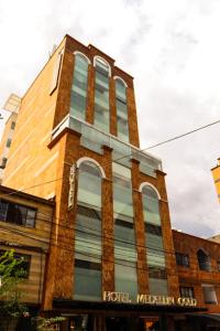 hotel medellin gold في ميديلين: مبنى من الطوب الطويل مع نوافذ