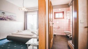 Postel nebo postele na pokoji v ubytování Hotel Kärntnerhof Velden by S4Y