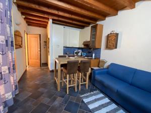ペスキエーラ・デル・ガルダにあるLa Chicca del Gardaのリビングルーム(青いソファ、テーブル付)