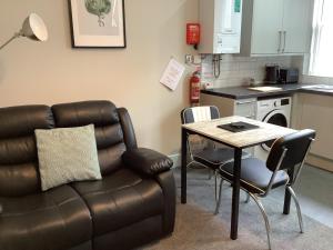 uma sala de estar com um sofá e uma mesa em Jeffersons Hotel & Serviced Apartments em Barrow in Furness