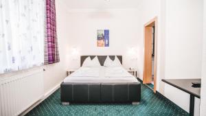 Postel nebo postele na pokoji v ubytování Hotel Kärntnerhof Velden by S4Y
