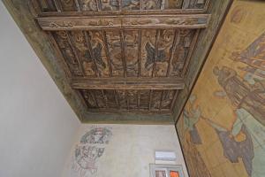 una camera con soffitto e dipinto sul muro di Foresteria Palazzo Guazzoni Zaccaria a Cremona