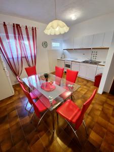 Kuchyňa alebo kuchynka v ubytovaní Apartments Cacija