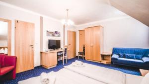 TV a/nebo společenská místnost v ubytování Hotel Kärntnerhof Velden by S4Y