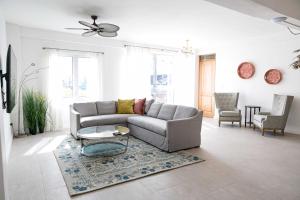 uma sala de estar com um sofá e uma mesa em N1 Condos em San Juan