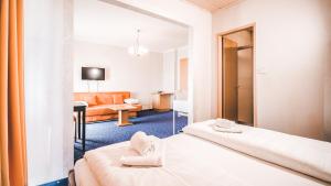 Ένα ή περισσότερα κρεβάτια σε δωμάτιο στο Hotel Kärntnerhof Velden by S4Y